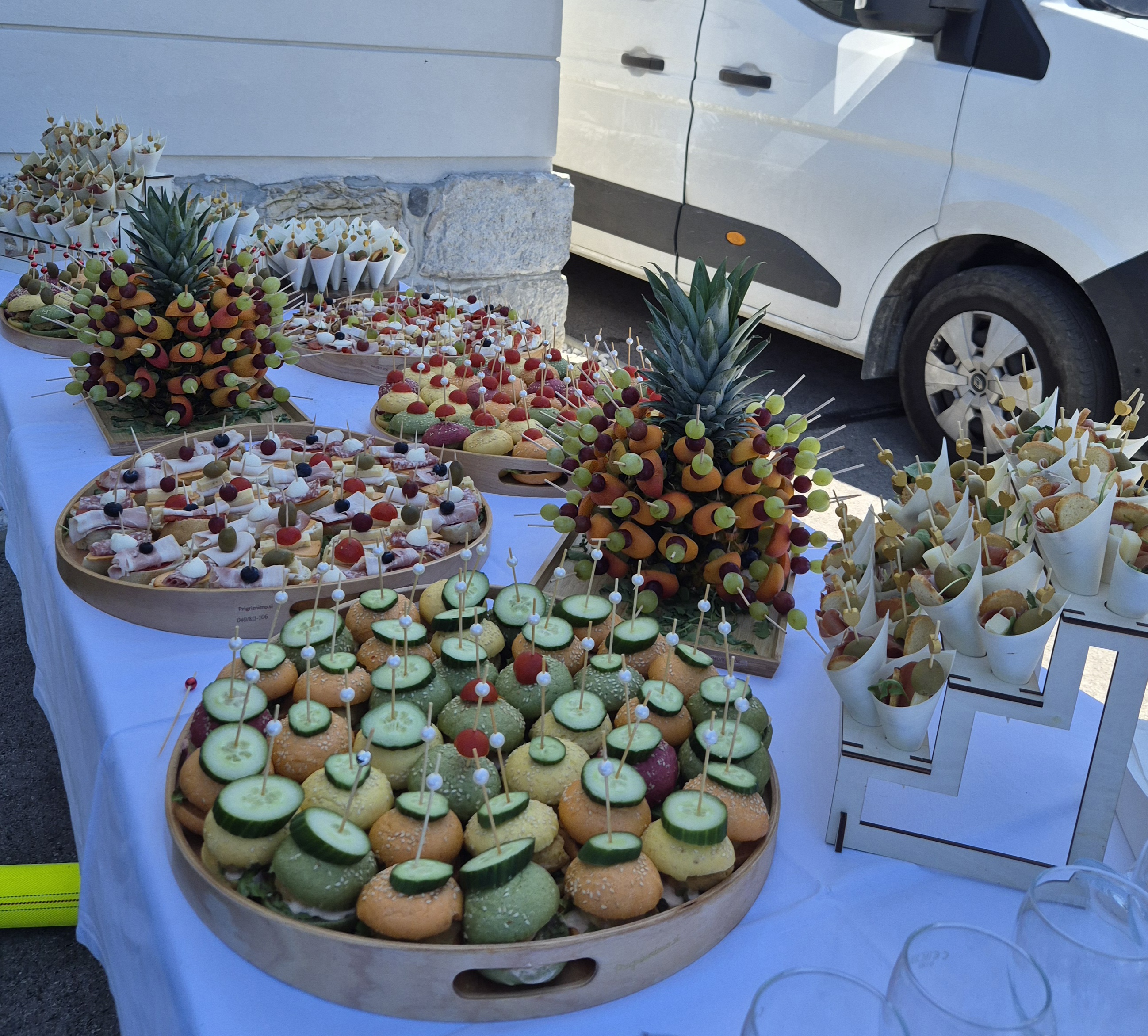 Celotna postavitev narezkov, mini burgerjev in sadnih prigrizkov za večji dogodek – catering Prigrizki.si