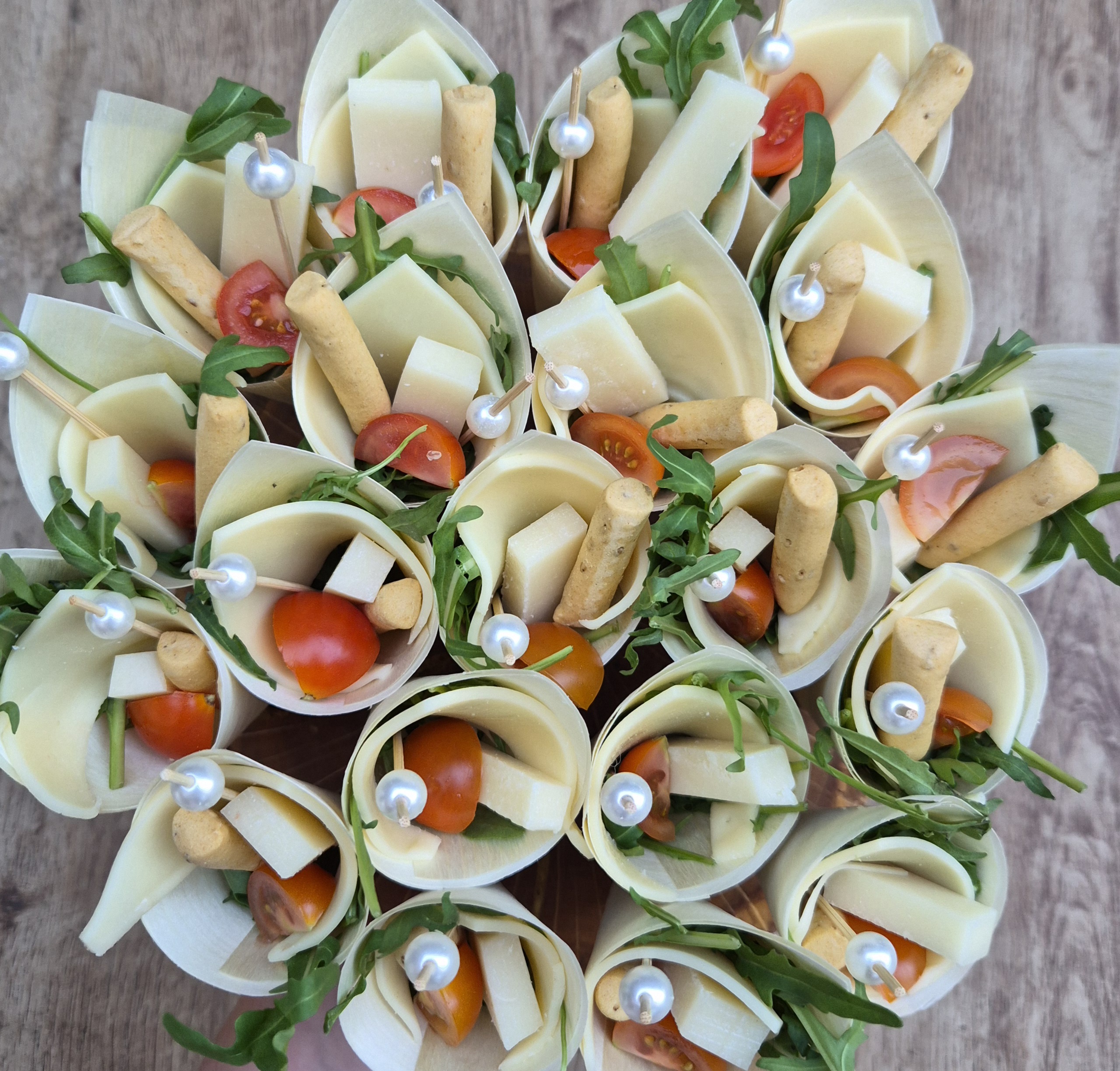 Kornetki s pršutom, jagodami in rukolo – finger food za poroke in poslovne dogodke