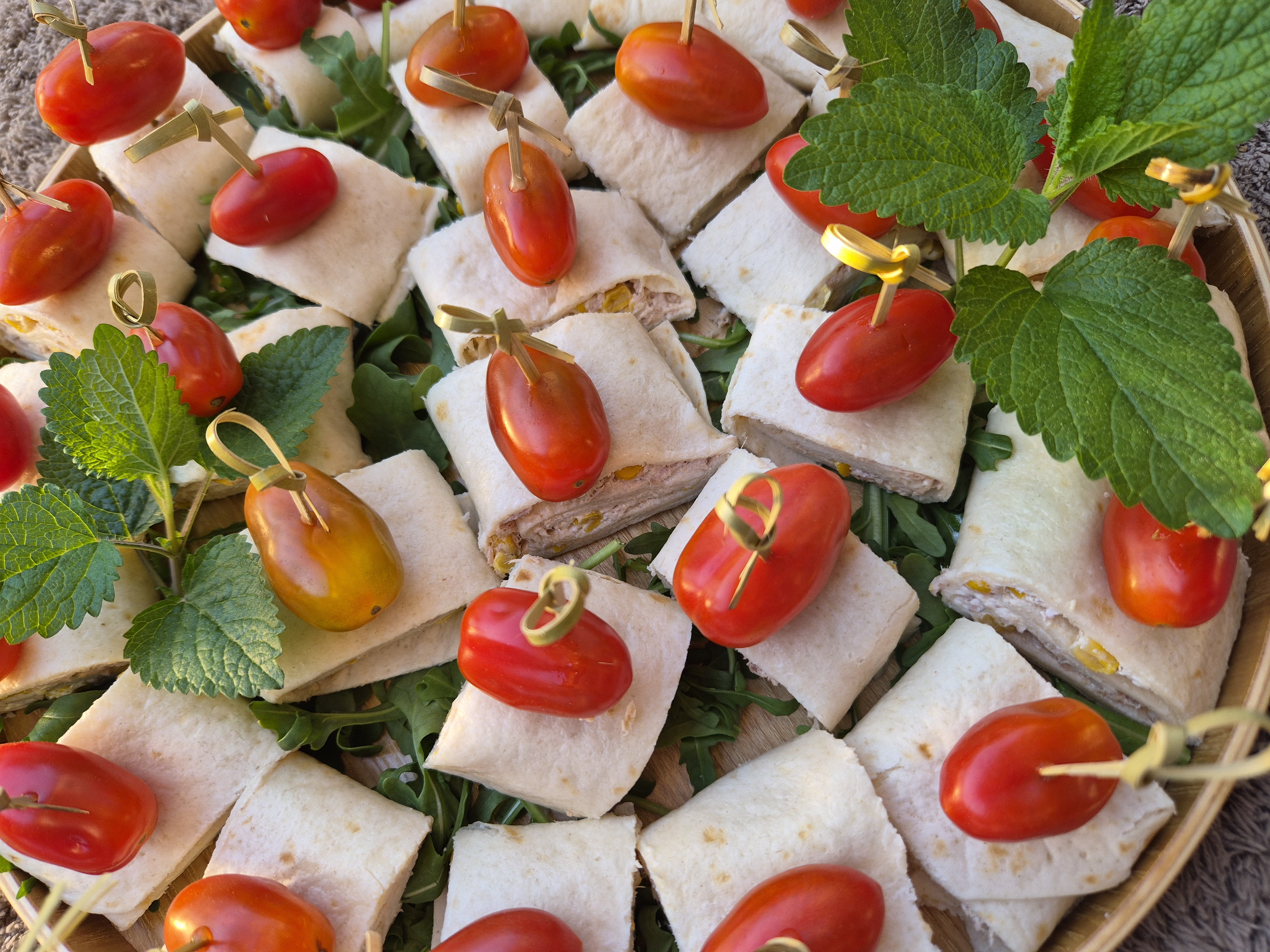 Sirni kornetki z olivami in monstera dekoracijo – elegantni finger food Prigrizki.si