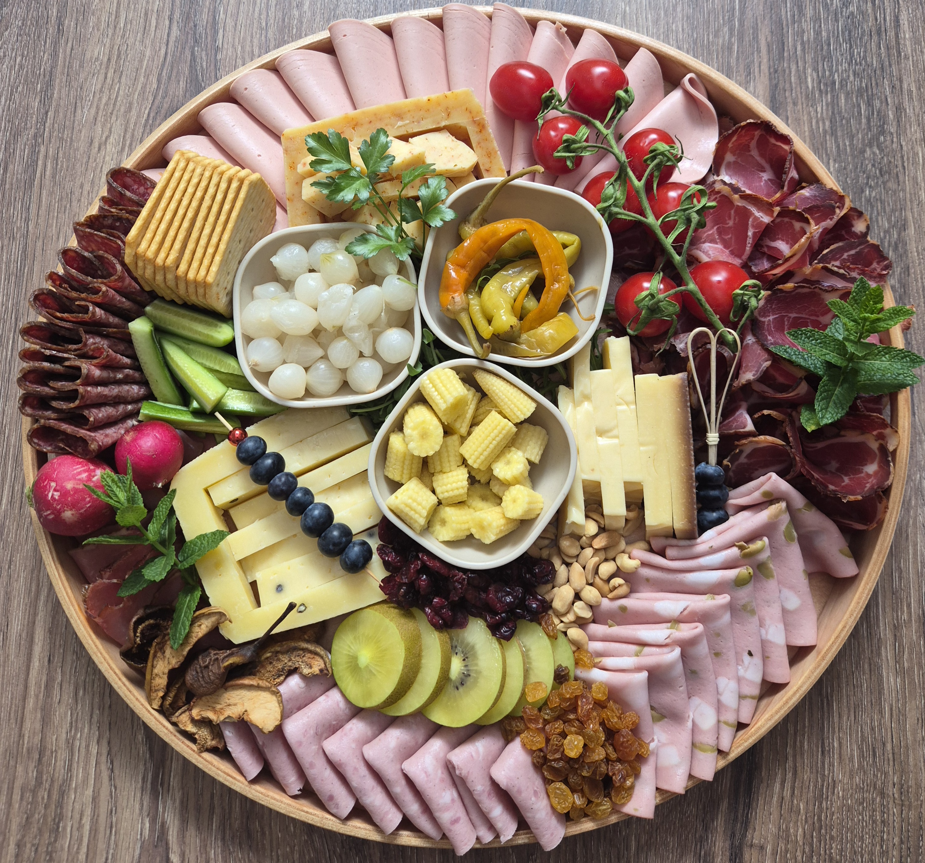 Narezek na leseni dili z mini koruzo, paradižniki in različnimi mesninami – finger food Ivančna Gorica