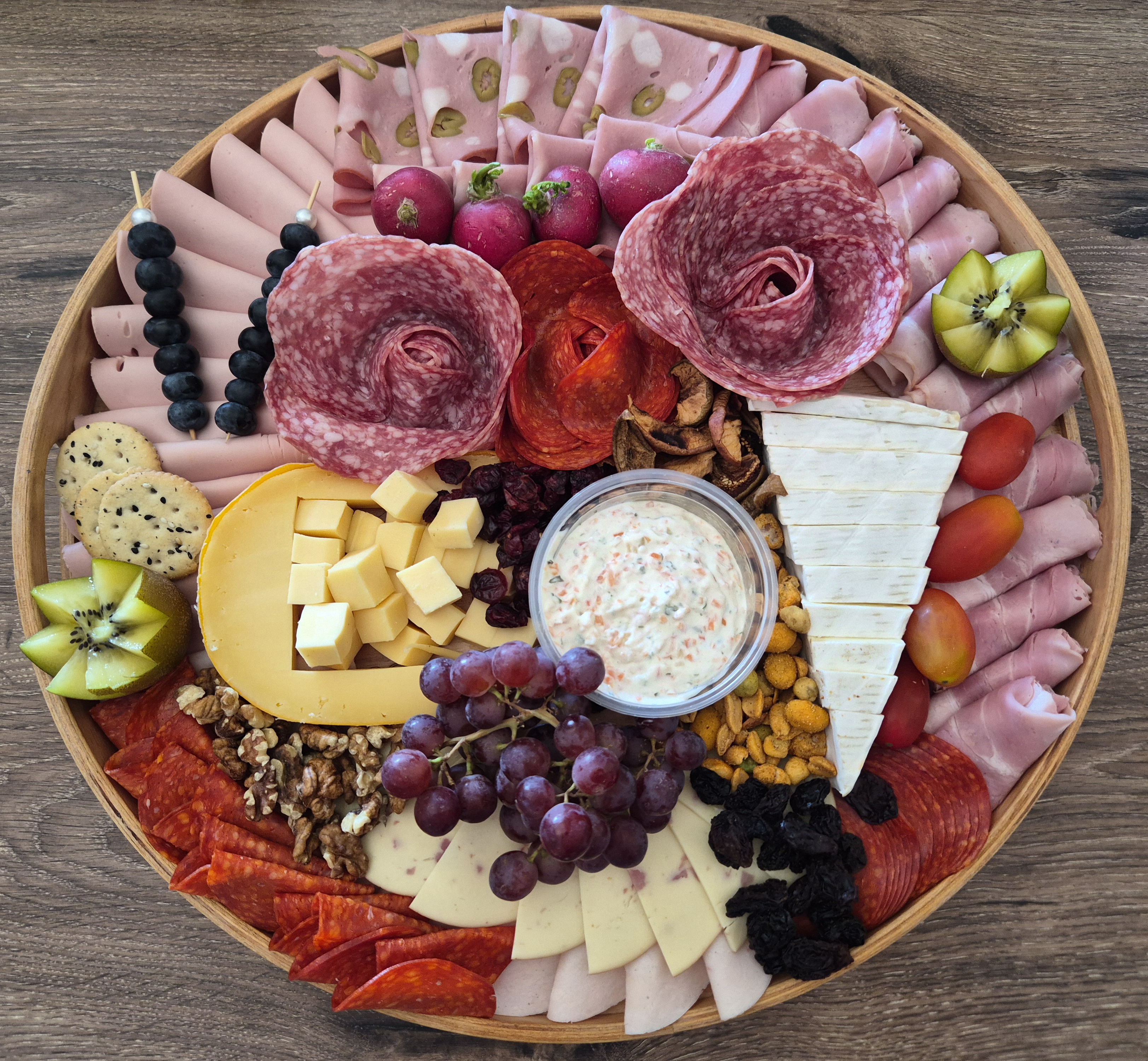 Prigrizni mix narezek na dili z dekorativnimi salami rožami, sirom in dijem – Prigrizki.si