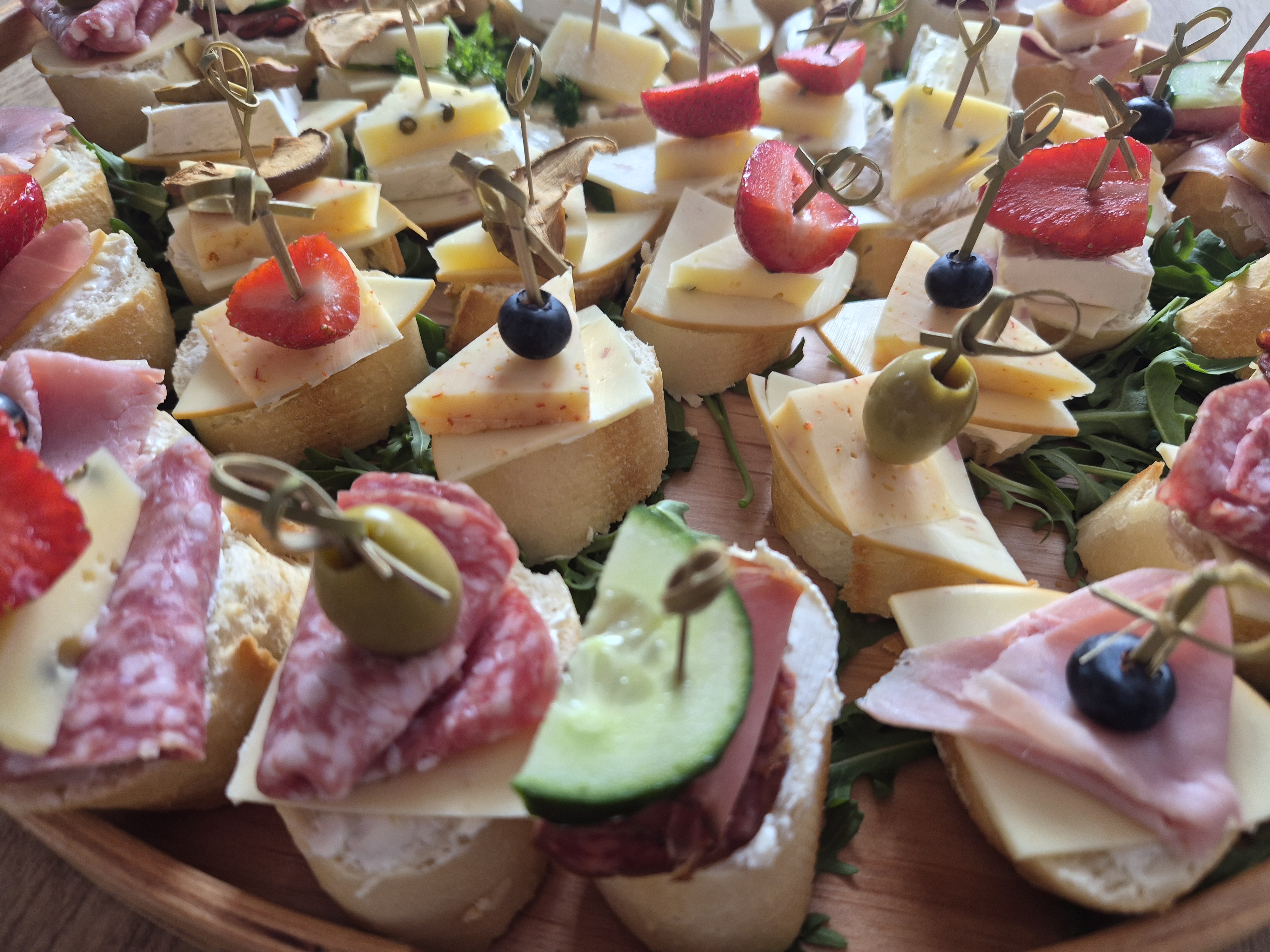 Sirni kornetki z rukolo, cherry paradižniki in grissini – elegantni prigrizki Ivančna Gorica